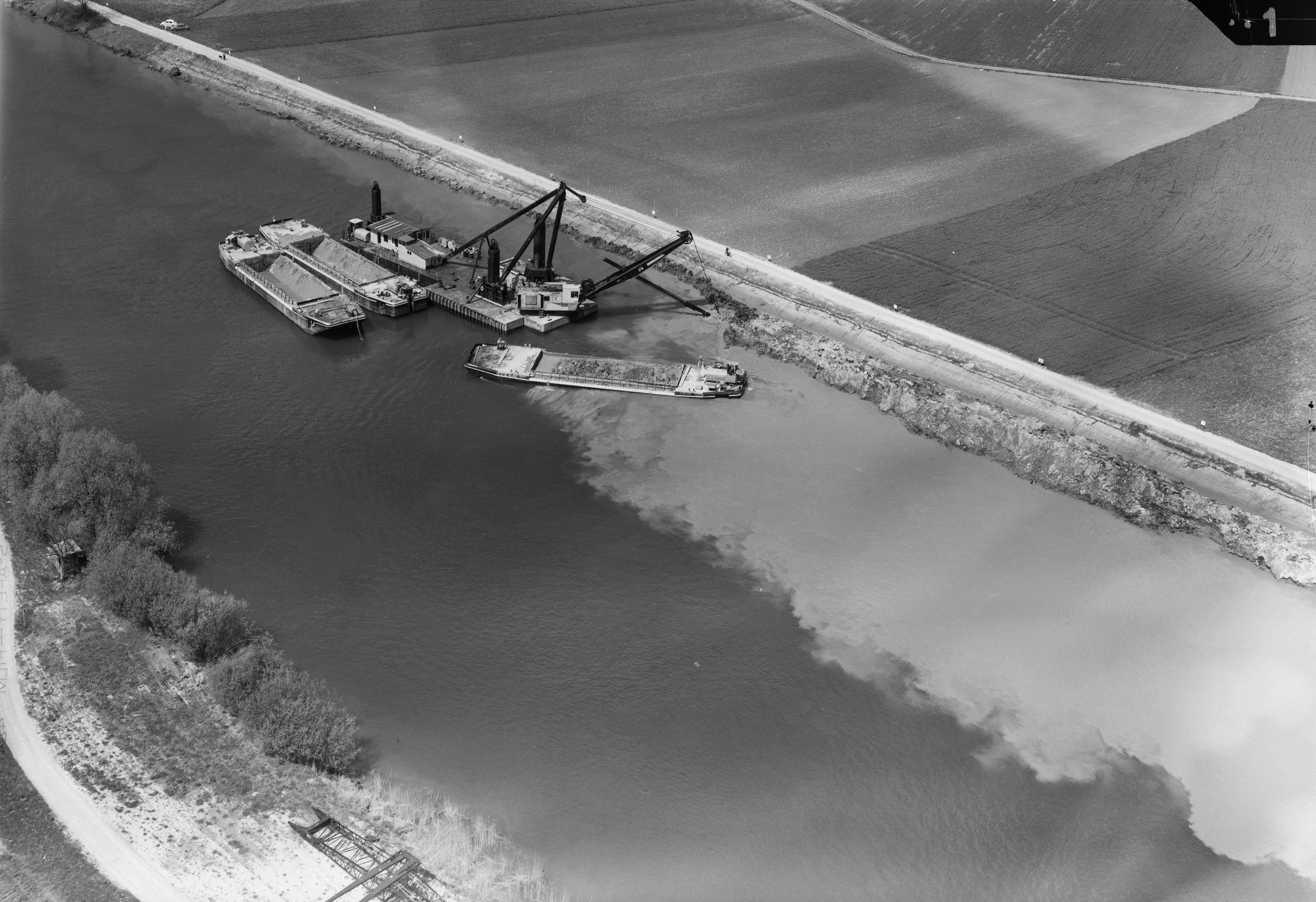 Im Kanal Arbeiten zur 2. Juragewässerkorrektion: Vertiefung des Gerinnes, Befestigung der Ufer mittels Blockwurf unterhalb Wehranlage Port