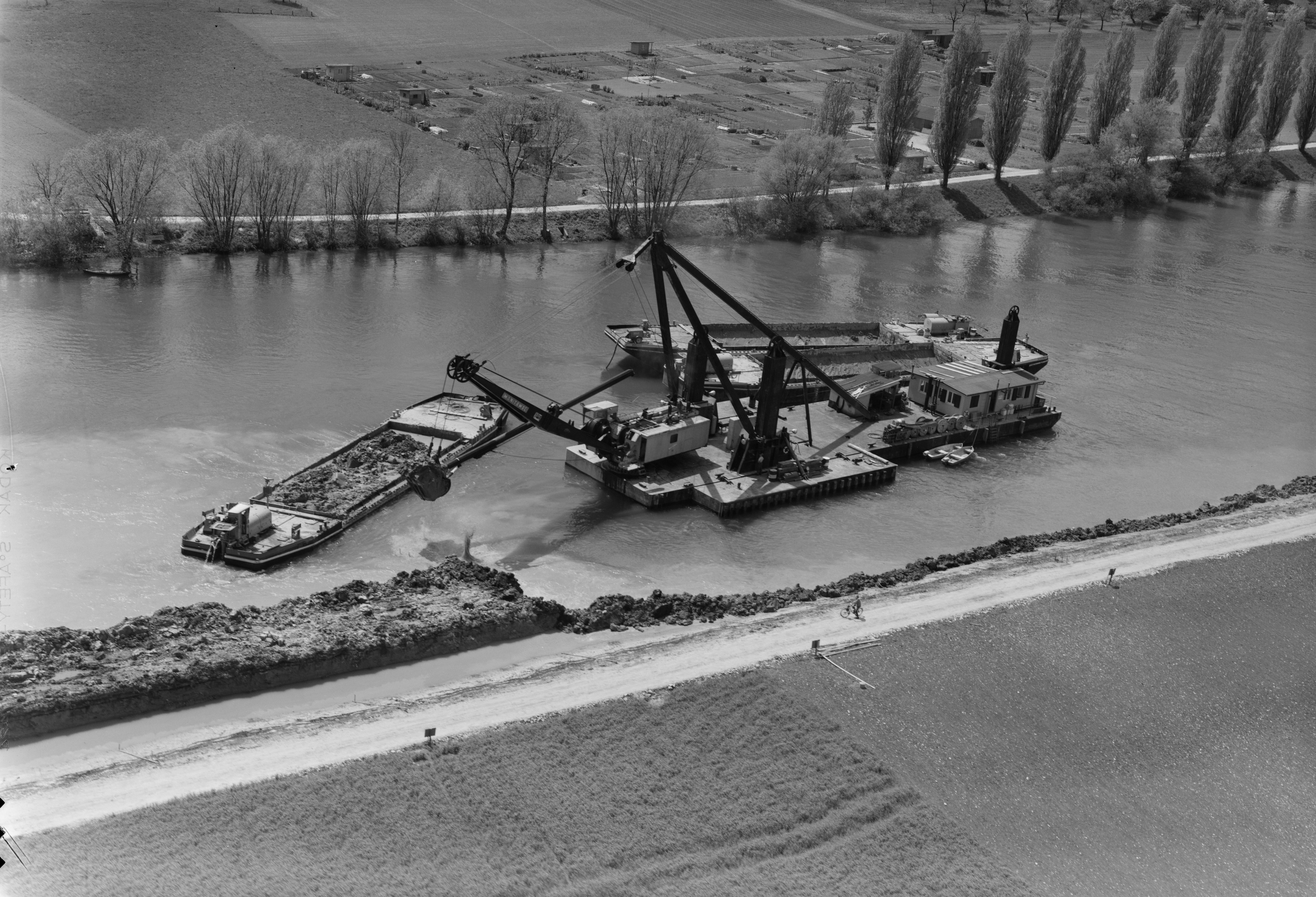 Im Kanal Arbeiten zur 2. Juragewässerkorrektion: Vertiefung des Gerinnes, Befestigung der Ufer mittels Blockwurf unterhalb Wehranlage Port