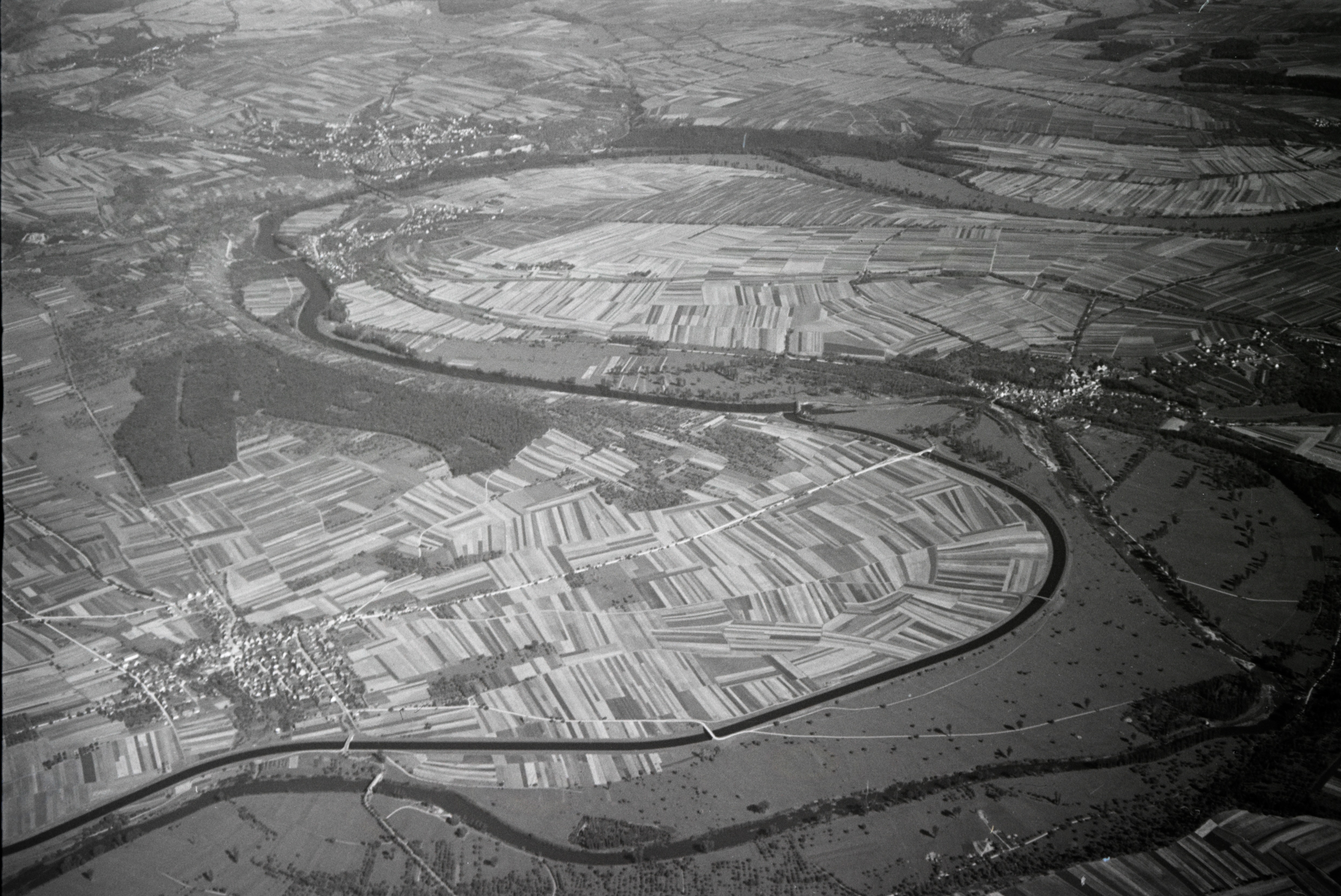 Ortschaft unten links: Pleidelsheim am Neckar, rechts am Neckar-Aussenarm: Beihingen und am rechten Bildrand: Freiberg a.N., oben links des Neckars: Marbach, rechts Benningen; Flugzeug, mit dem der Probeflug durchgeführt wurde: vermutlich Clark GA-43, CH-169